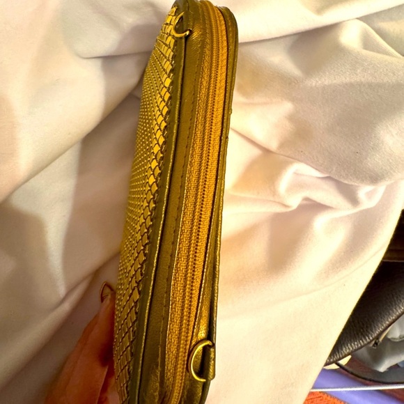 Vintage 1970’s gold tone sequins wallet/clutch with removable shoulder strap. - Picture 3 of 5